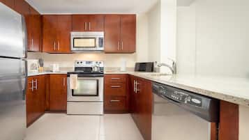 Apartamento Deluxe, 1 habitación | Cocina privada | Frigorífico, microondas y cafetera o tetera