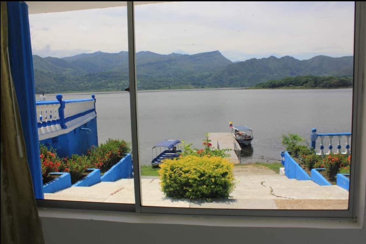 Quarto superior, banheiro privativo, vista para a lagoa | 1 quarto