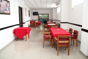 Se sirven desayunos, comidas, cenas y cocina local e internacional