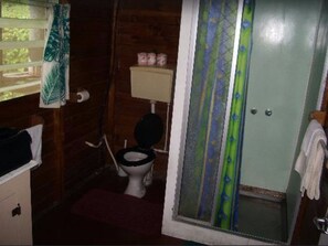 Shower, towels - Vaiala Beach Cottages (Apia)