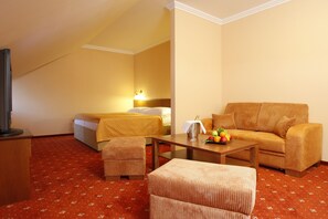 Room | In-room safe, desk, blackout drapes, soundproofing