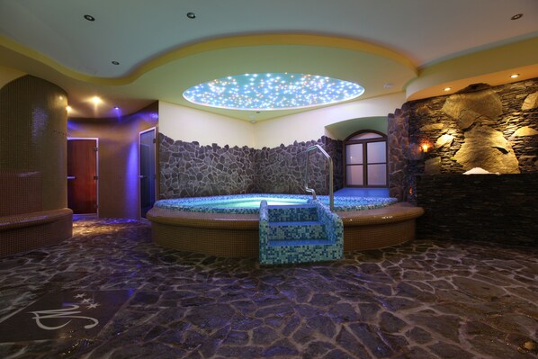 Bañera de hidromasaje cubierta