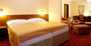 Room | In-room safe, desk, blackout drapes, soundproofing - Hotel Majolika (Modra)