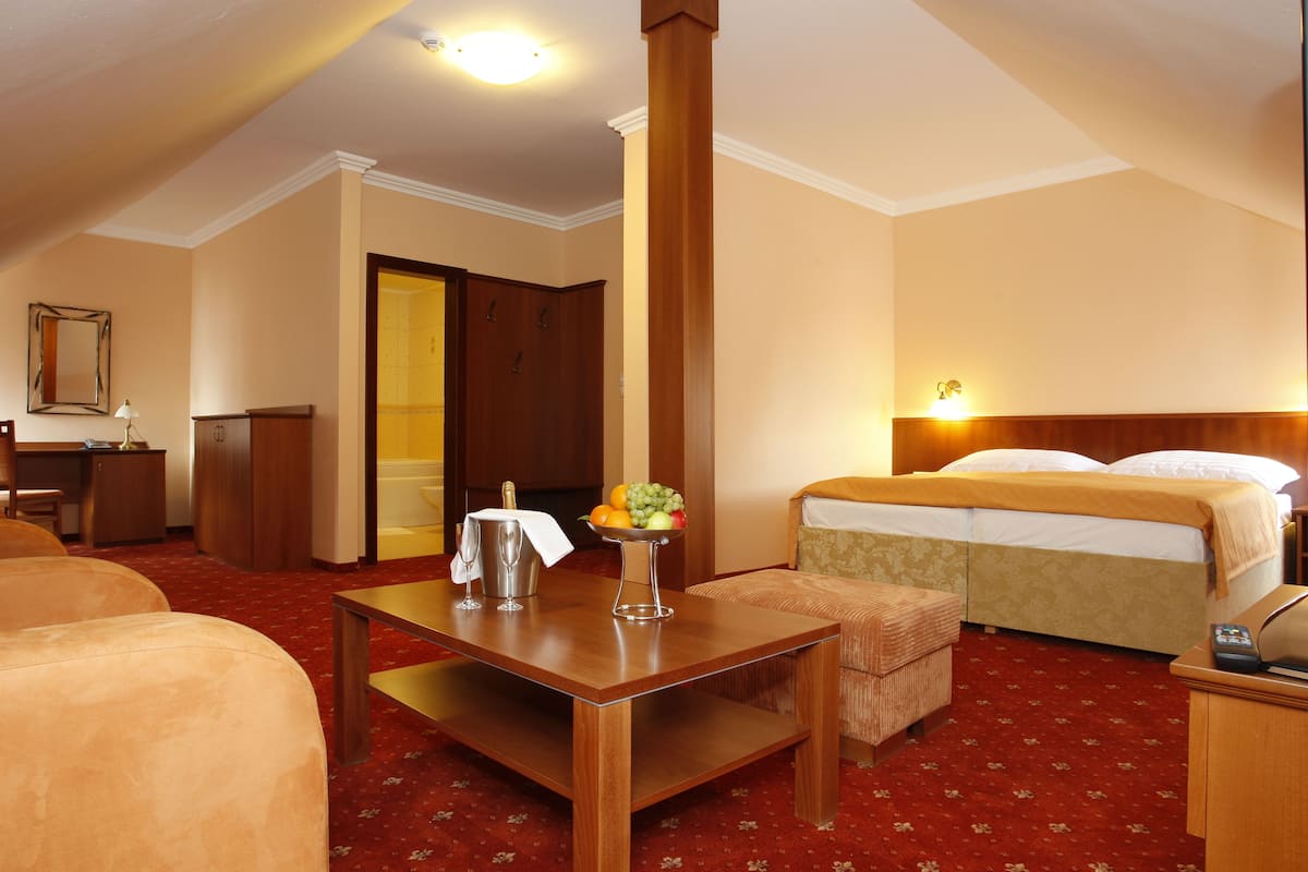 Room | In-room safe, desk, blackout drapes, soundproofing