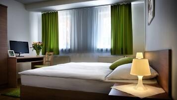 Quarto casal standard | Cofres nos quartos, escrivaninha, cortinas blackout