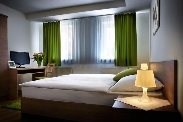 خزنة داخل الغرفة ومكتب وستائر تعتيم ومكواة/لوح كي