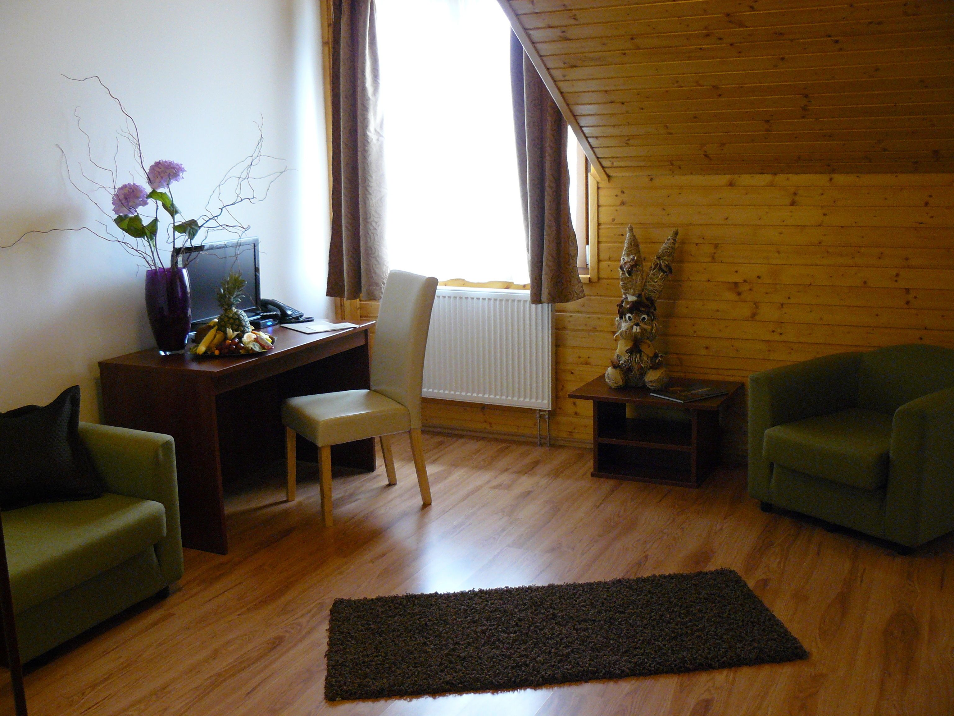 comfort suite, 1 bedroom | in-room safe, desk, blackout curtains, iron/ironing board