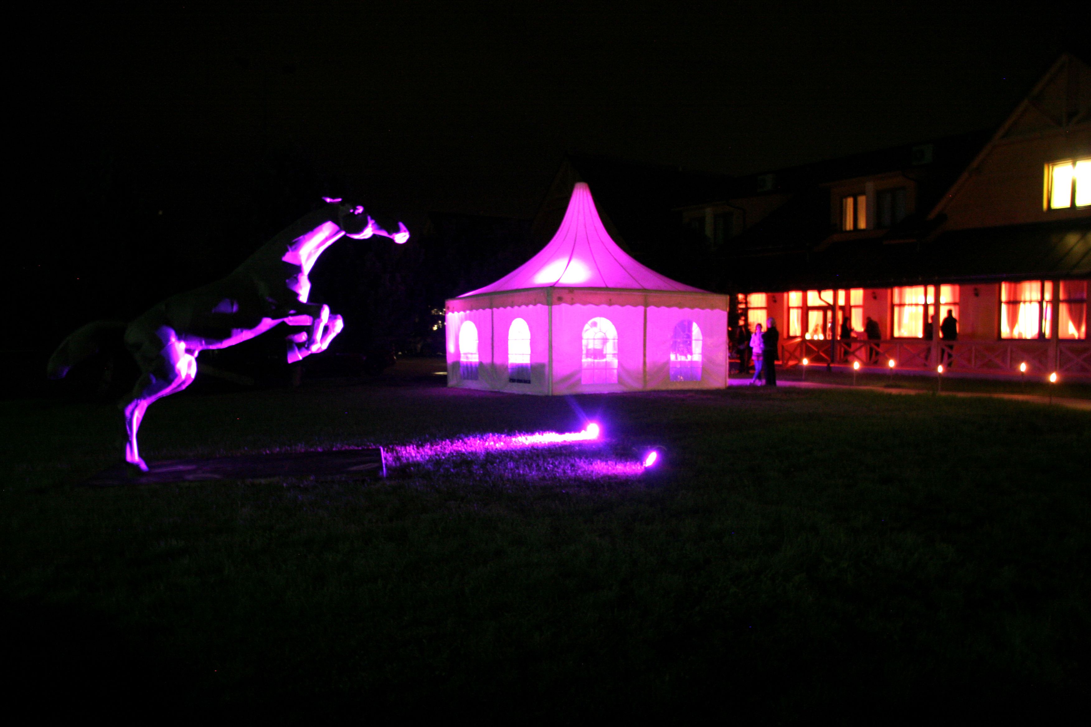 Fachada da propriedade à noite