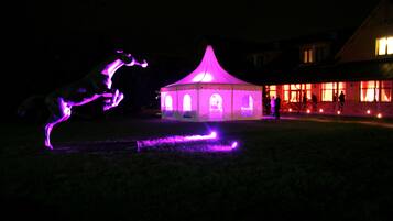 Fachada da propriedade à noite