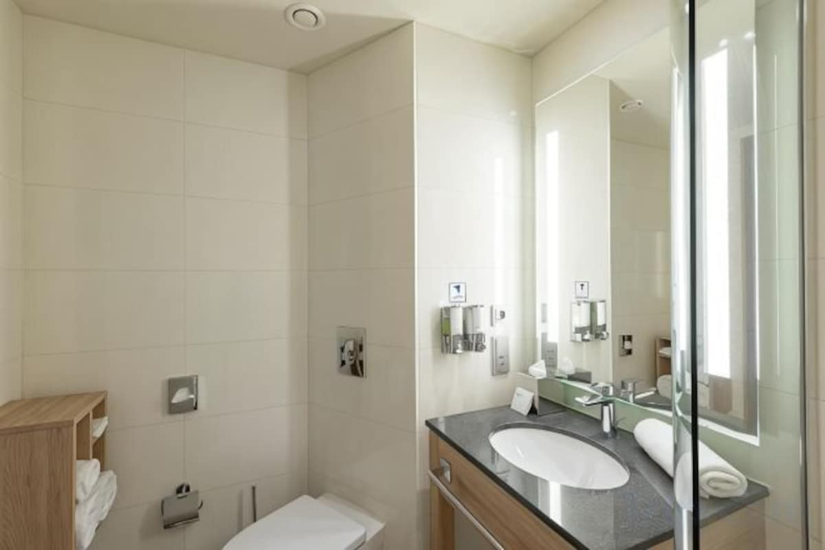 Badkamer | Een douche, een haardroger, handdoeken, zeep