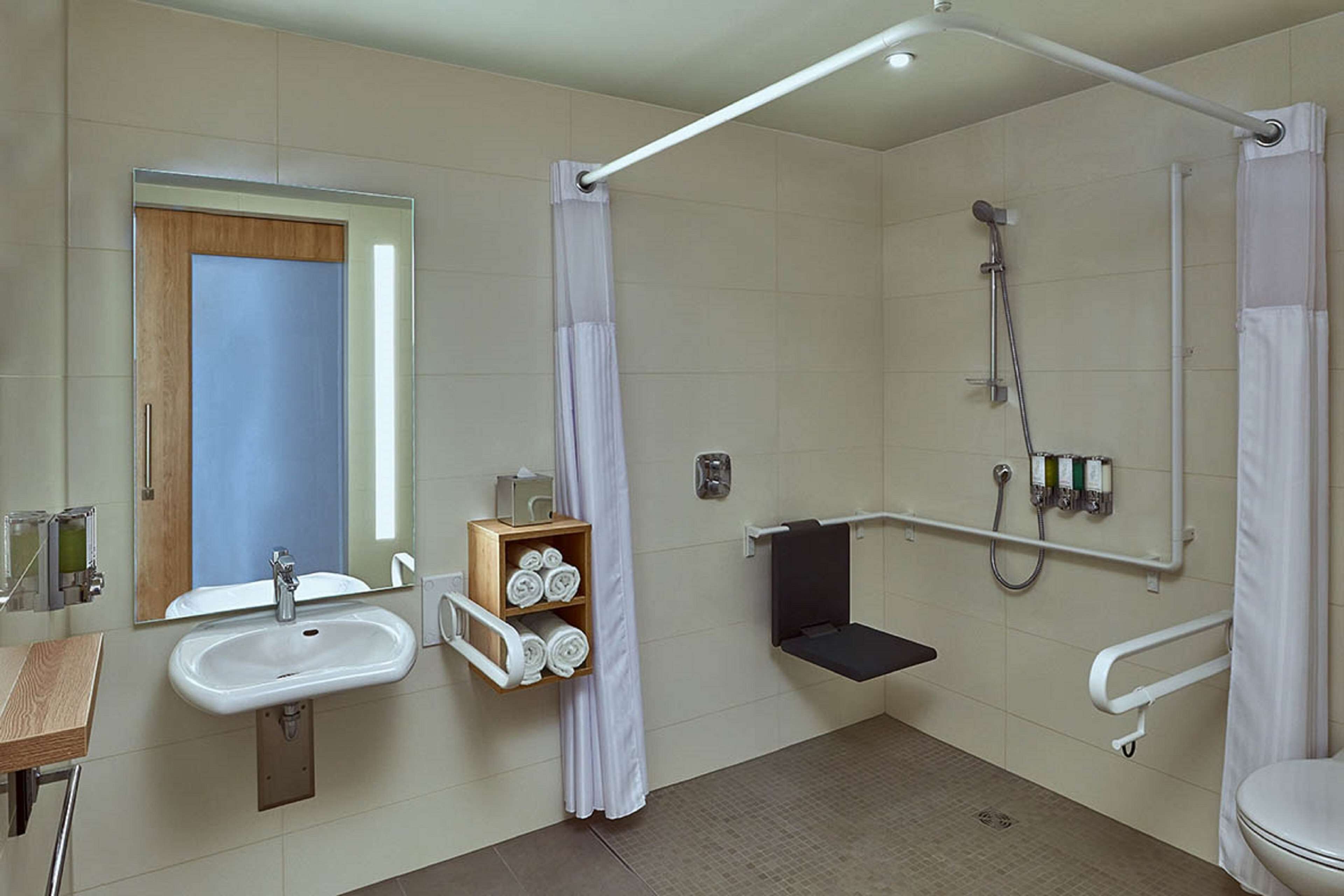 room, 1 queen bed, accessible, non smoking | bathroom | shower, hair dryer, towels, soap