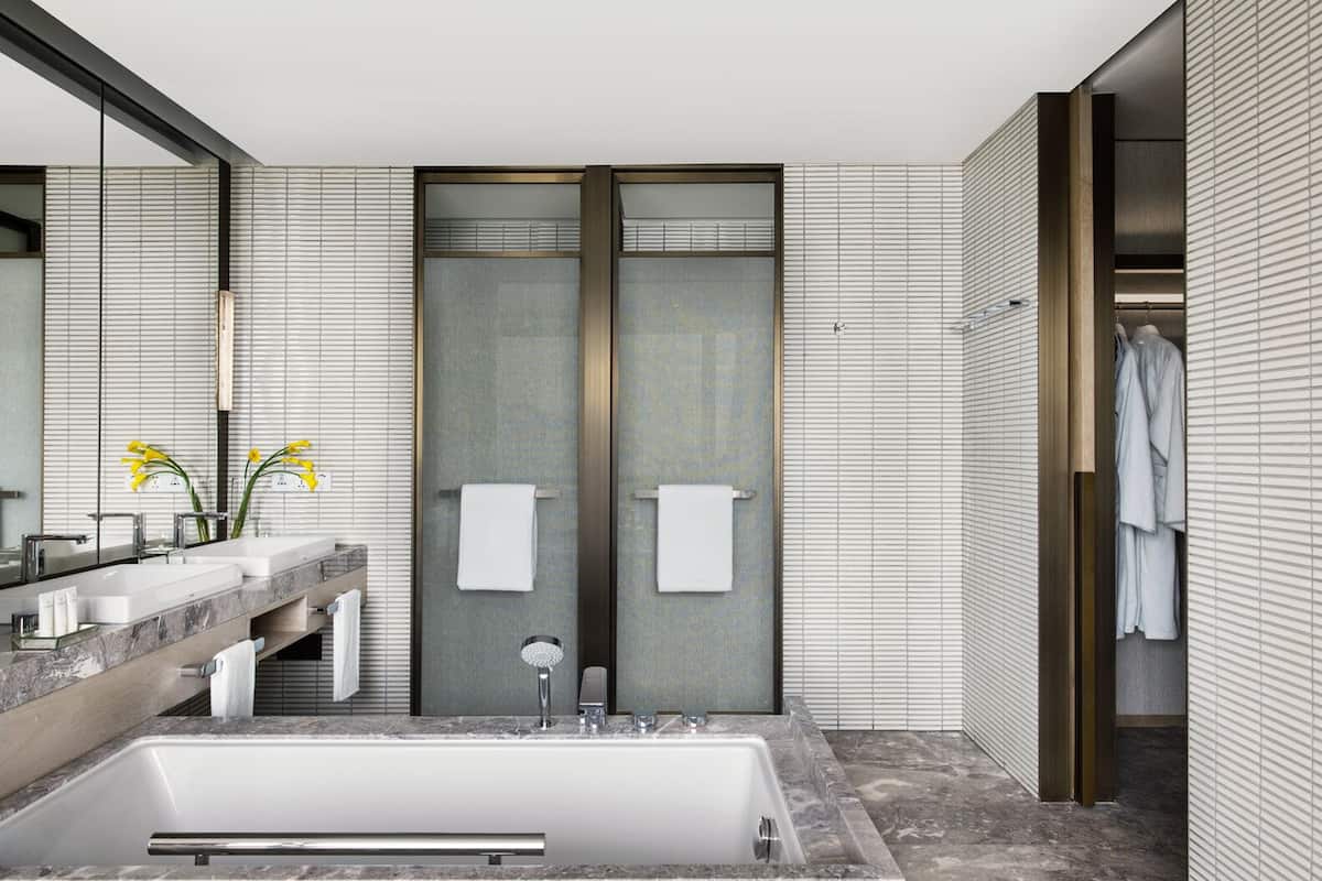 club executive suite | bathroom | separate bathtub and shower, rainfall showerhead, free toiletries