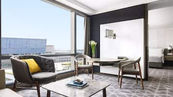 1 habitación, cubrecamas, minibar y caja de seguridad en la habitación