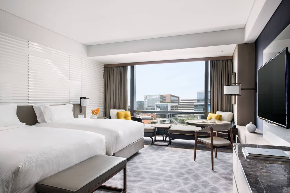 1 bedroom, down duvets, minibar, in-room safe