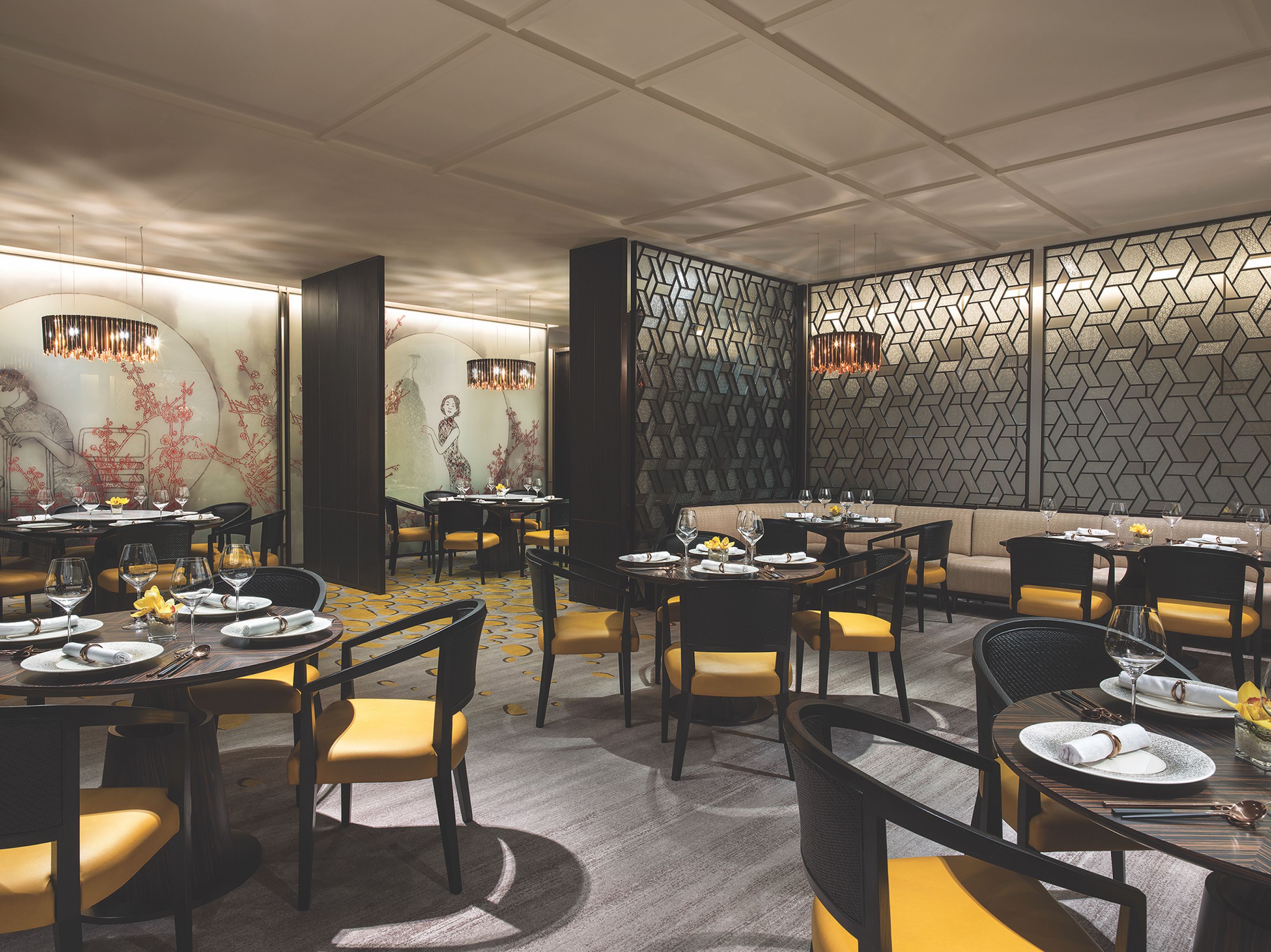 Een modern restaurantinterieur met meerdere eettafels en stoelen, decoratieve wandpanelen en sfeerverlichting.