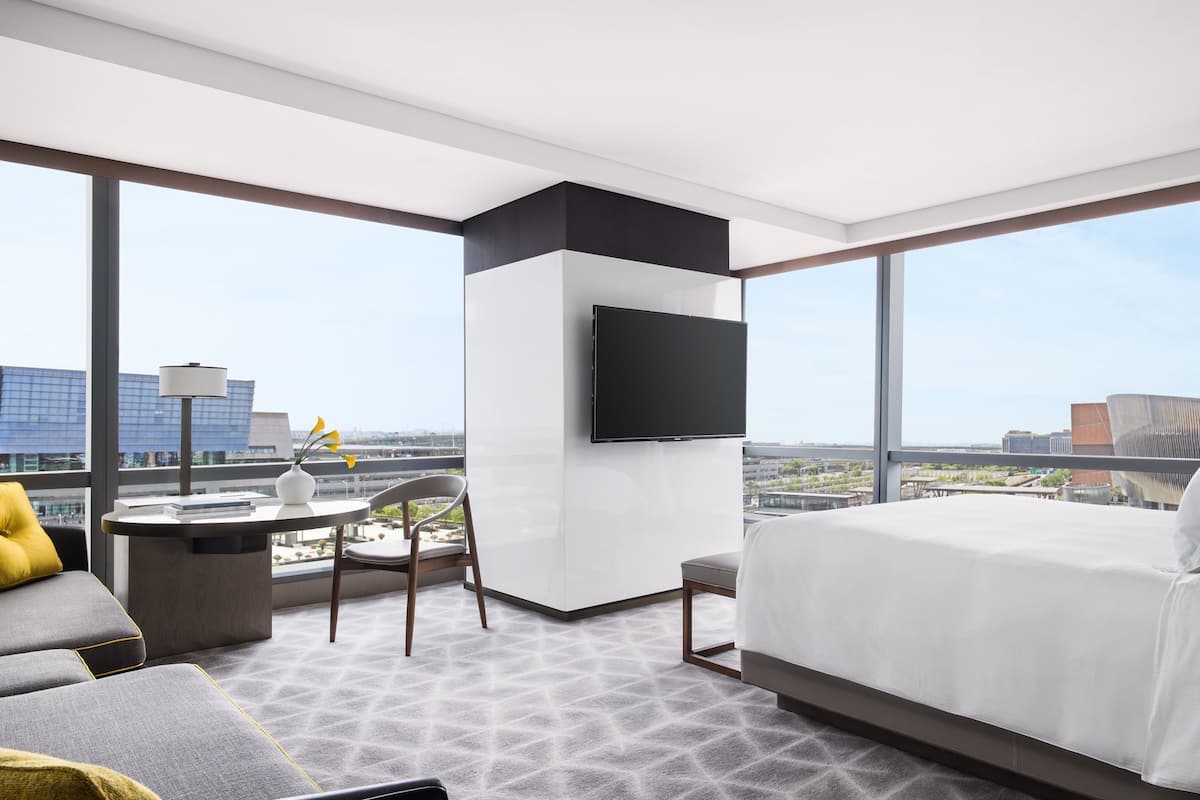 club executive premier king | 1 bedroom, down duvets, minibar, in-room safe