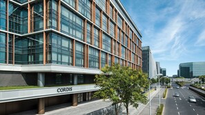 Un edificio moderno con grandes ventanales y un letrero que dice "CORDIS".