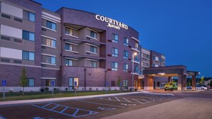 A Courtyard Marriott hotel with a parking lot and a green shuttle service. - Courtyard by Marriott St. Louis Chesterfield (Chesterfield)