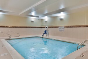 Una piscina con un letrero que indica que no se permite nadar solo a niños ni a personas que no saben nadar.