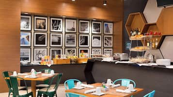 Desayuno completo diario (USD 22 por persona)