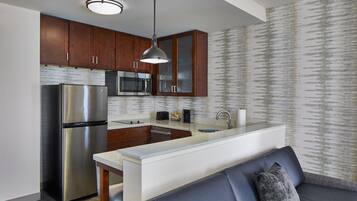 Una cocina moderna con electrodomésticos de acero inoxidable, armarios de madera y una isla integrada.