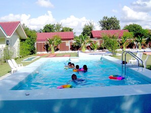 Outdoor pool - Mini Golf & Resort Ubon Ratchathani (Warin Chamrap)