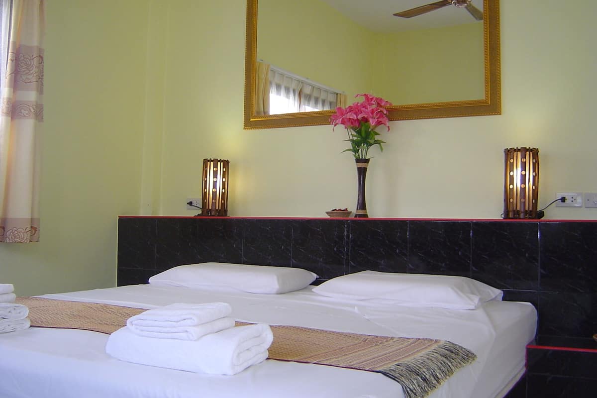 Bungalow Double Bedroom | Frigobar, espaço de trabalho para notebook, quartos à prova de som