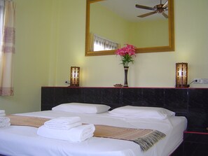 Minibar, espacio para trabajar con laptop y sistema de insonorización