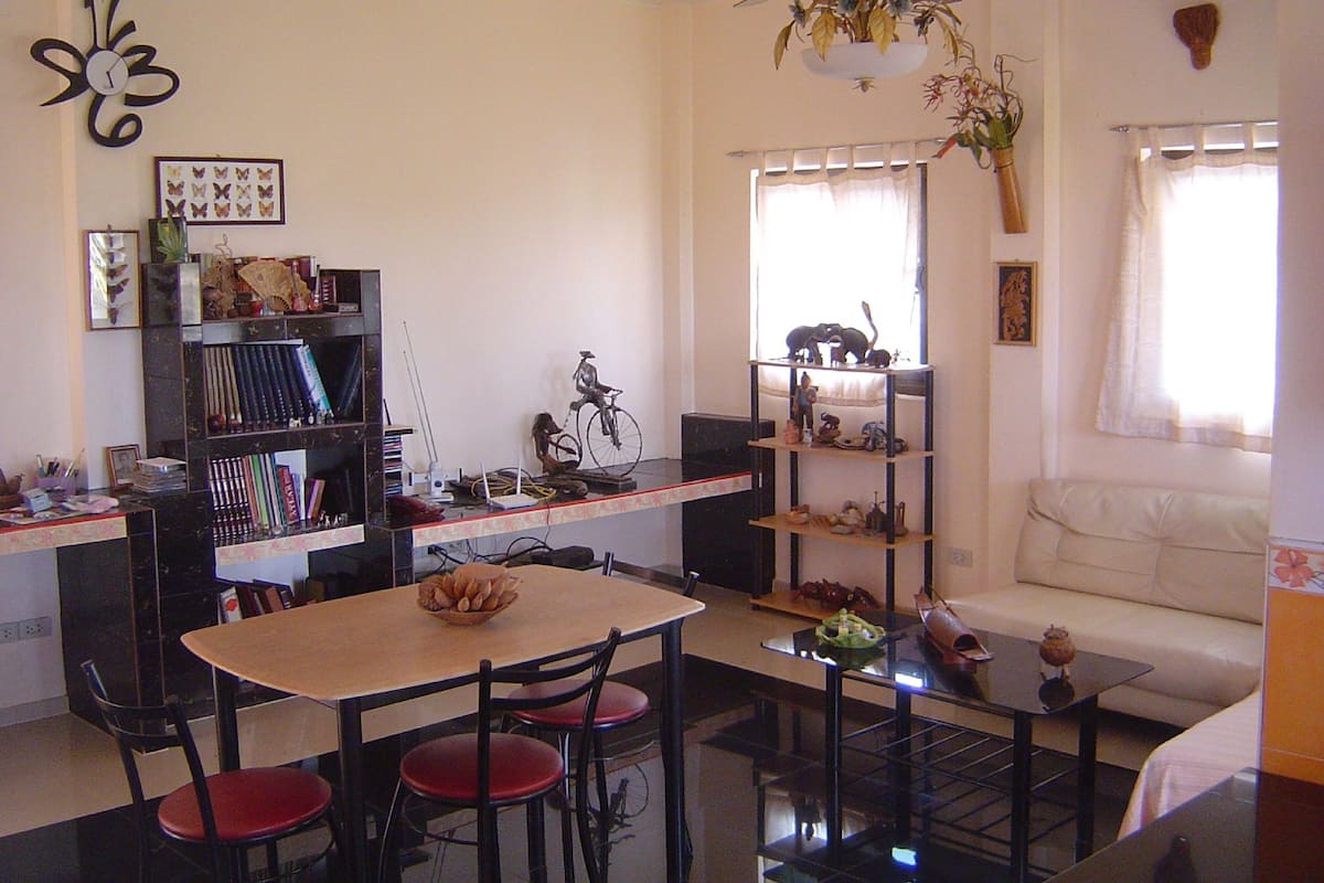 Whole Deluxe Apartment | Frigobar, espaço de trabalho para notebook, quartos à prova de som