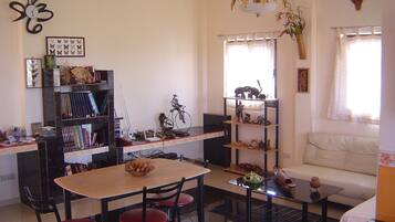 Whole Deluxe Apartment | Minibar, laptop workspace, soundproofing, bed sheets