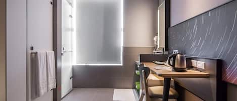 Business Twin Room (With Window) | Bathroom | Shower, free toiletries, hair dryer, slippers