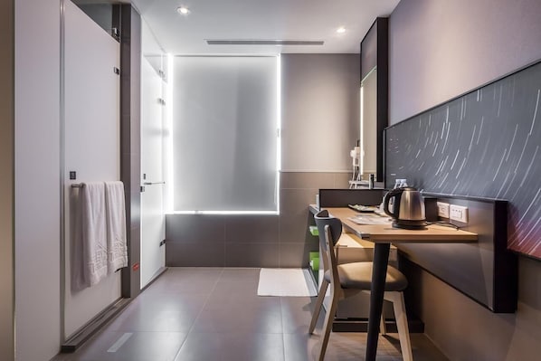 Habitación Business con 2 camas individuales (With Window) | Baño | Ducha, artículos de higiene personal gratuitos y secador de pelo