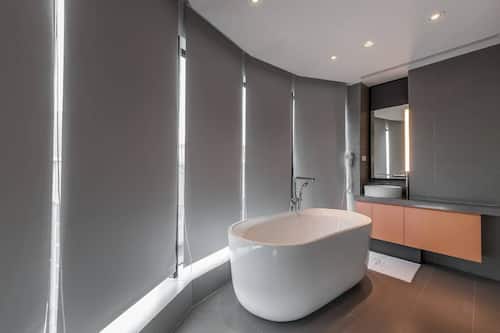Chambre supérieure double, vue sur la ville | Salle de bain | Douche, séchoir à cheveux, pantoufles, serviettes fournies