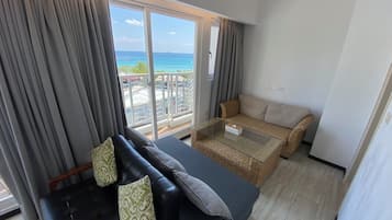 Deluxe Quadruple Room | In-room safe, blackout curtains, free WiFi, bed sheets