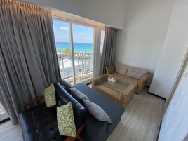 Deluxe Quadruple Room | In-room safe, blackout drapes, free WiFi, bed sheets