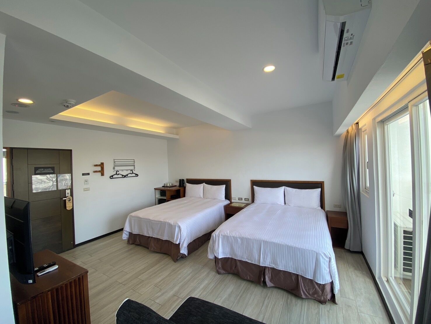 Deluxe Quadruple Room | In-room safe, blackout curtains, free WiFi, bed sheets