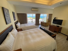 Deluxe Quadruple Room | In-room safe, blackout drapes, free WiFi, bed sheets