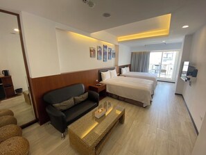 Habitación cuádruple, vistas al mar | Caja fuerte, cortinas opacas, wifi gratis y ropa de cama