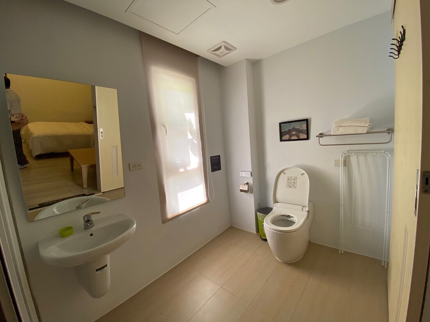 Une salle de bain avec un lavabo, des toilettes et un miroir.