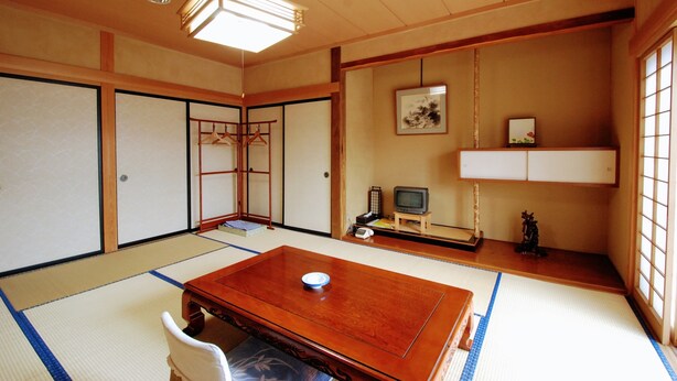 传统客房 (Japanese Style, For 3 People)