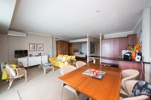 Apartment, 1 Bedroom | In-room dining - Fabulous Waterfront Apartment (Auckland)