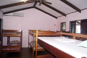 Dormitorio compartido básico, dormitorio mixto, vistas al patio | Ropa de cama