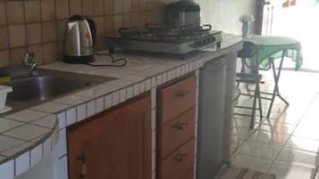 Refrigerador, parrilla de estufa, lavavajillas y cafetera y tetera