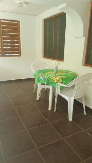 In-room dining - PASI Lodge (Port Vila)