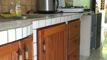 Refrigerador, parrilla de estufa, lavavajillas y cafetera y tetera