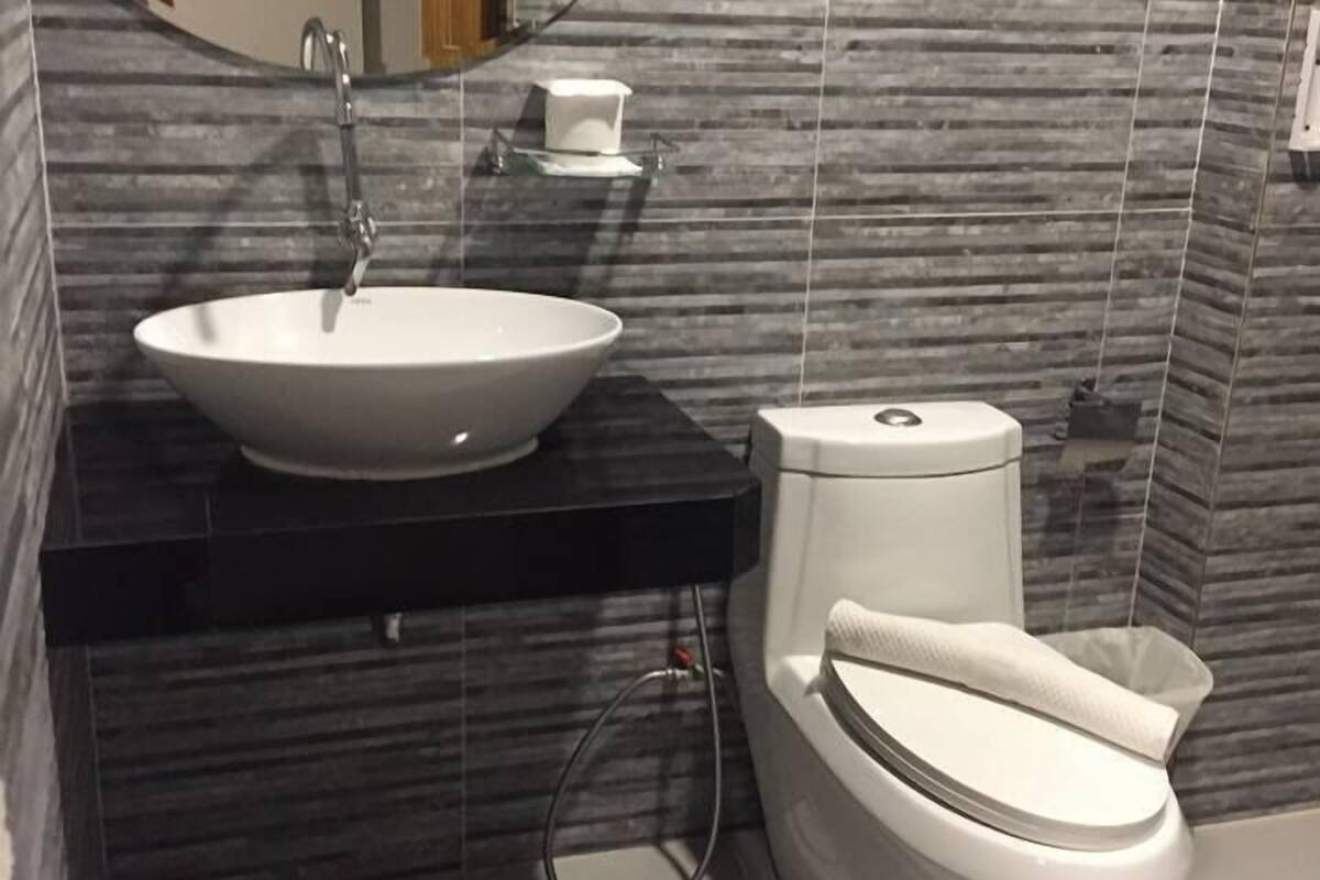 standard twin room | bathroom | shower, free toiletries, bidet, towels