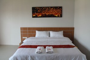Escritorio, wifi gratis y ropa de cama 