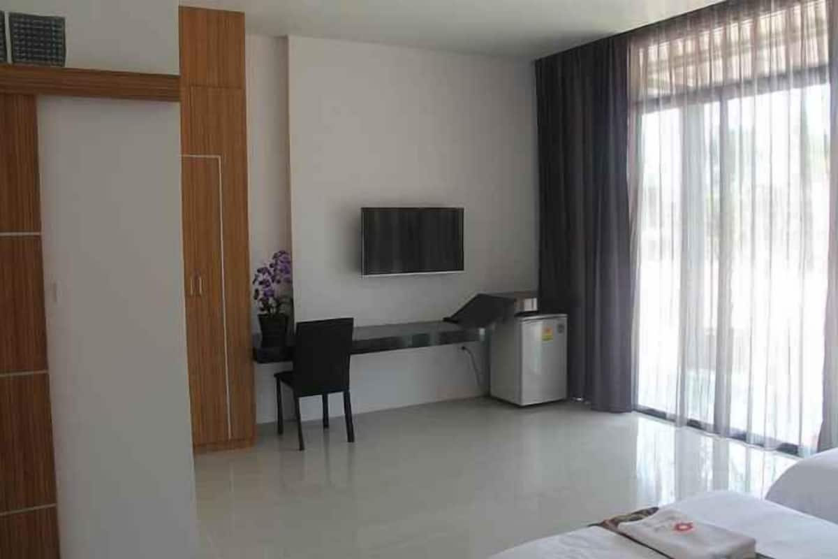 Desk, WiFi (free), bed sheets