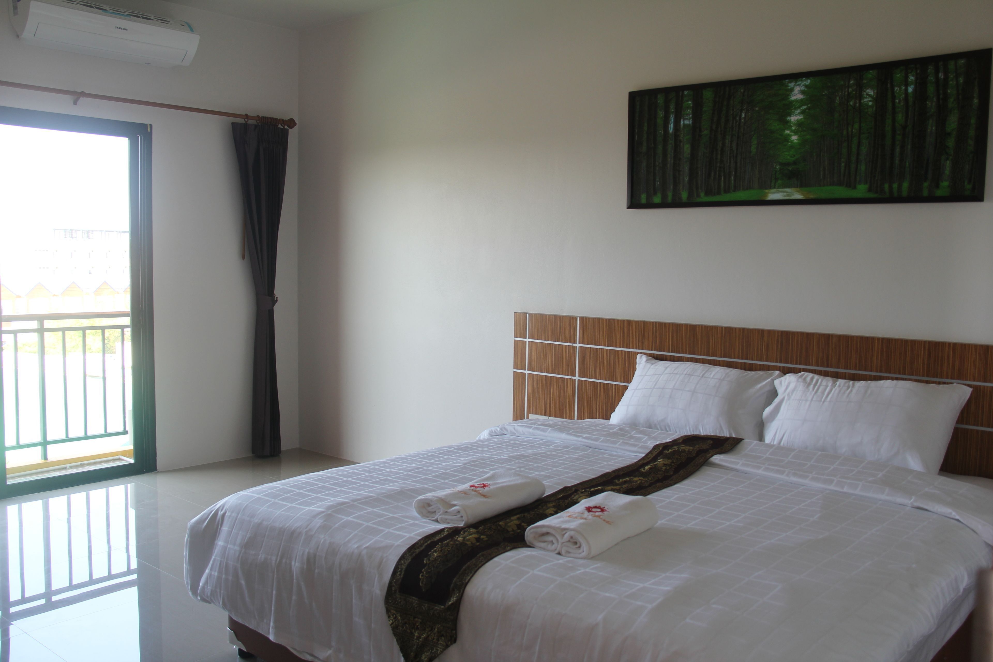 Escritorio, wifi gratis, ropa de cama