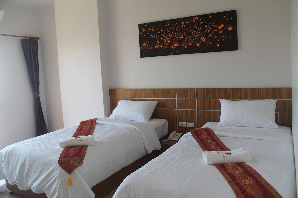 Standard Twin Room | Desk, WiFi (free), bed sheets